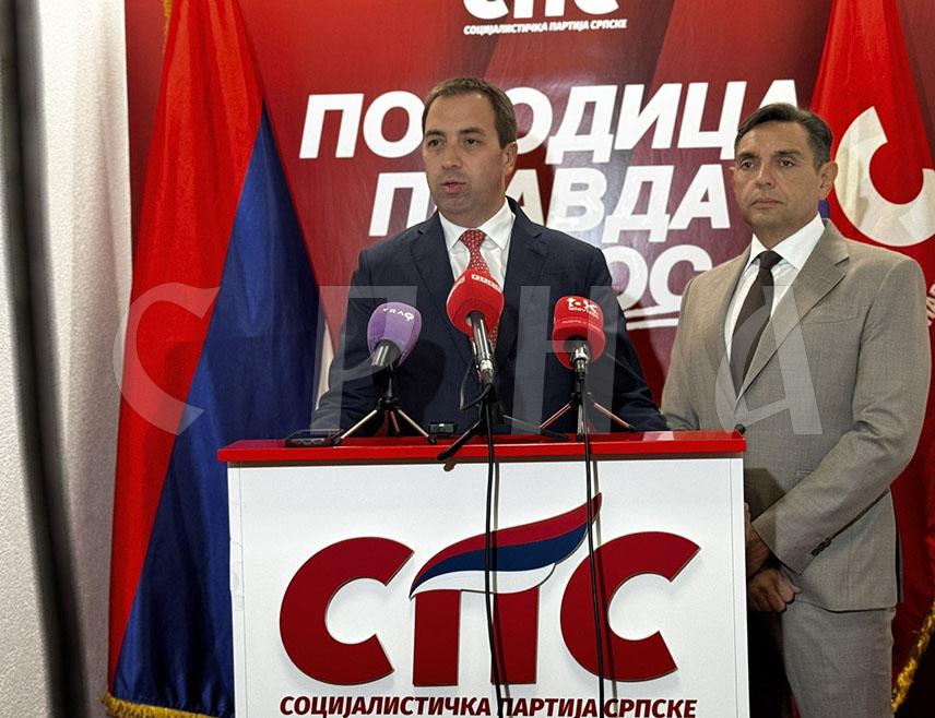 БАЊАЛУКА, 2. октобра /СРНА/ - Предсједник Социјалистичке партије Српске /СПС/ Горан Селак истакао је након састанка са предсједником Покрета социјалиста Александром Вулином значај сарадње Републике Српске и Србије, наводећи да се она огледа у размјени искустава, едукацији и усавршавању, али и очувању идентитета српског народа.