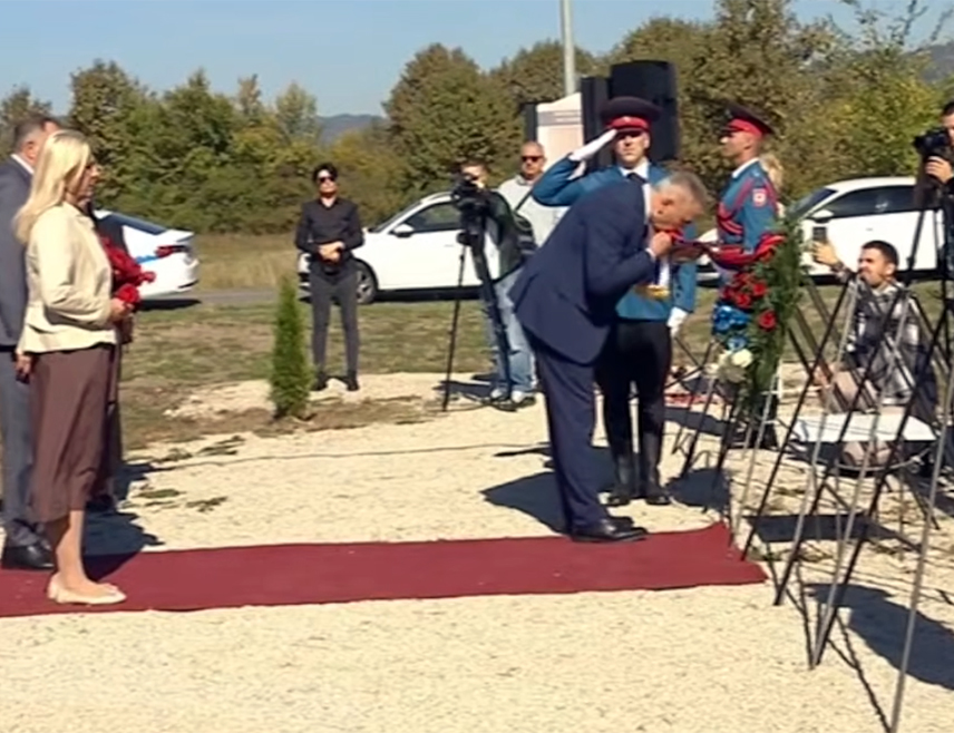 ДОБОЈ, 3. ОКТОБРА /СРНА/ - На споменик припадницима Југословенске војске у отаџбини који су погинули током спасавања савезничких пилота на Озрену данас су положени вијенци поводом 82 године од операције "Халијард".