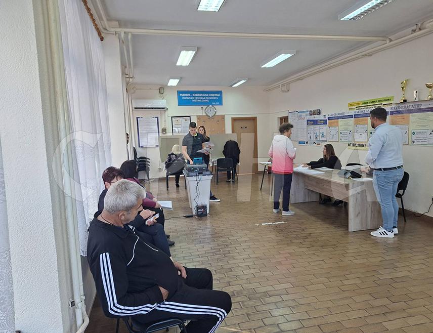 ШАМАЦ 4. ОКTОБАР /СРНА/ - На подручју Шамца до 15.00 часова гласао је 5.371 бирач или 34,59 одсто, а изборни процес се одвија без проблема, рекла је Срни предсједник Општинске изборне комисије /ОИК/ Ружца Мокрић.