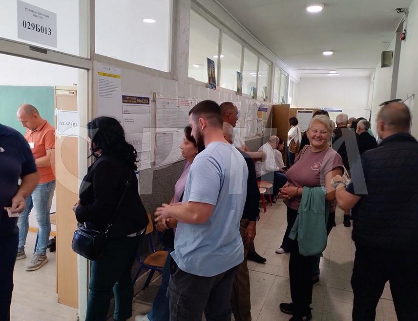 БИЈЕЉИНА, 4. ОКТОБРА /СРНА/ - Излазност бирача у Бијељини до 15.00 часова је 29,52 одсто и нижа је за осам одсто него на посљедњим општим изборима, рекла је предсједник Градске изборне комисије дијана Савић Божић.