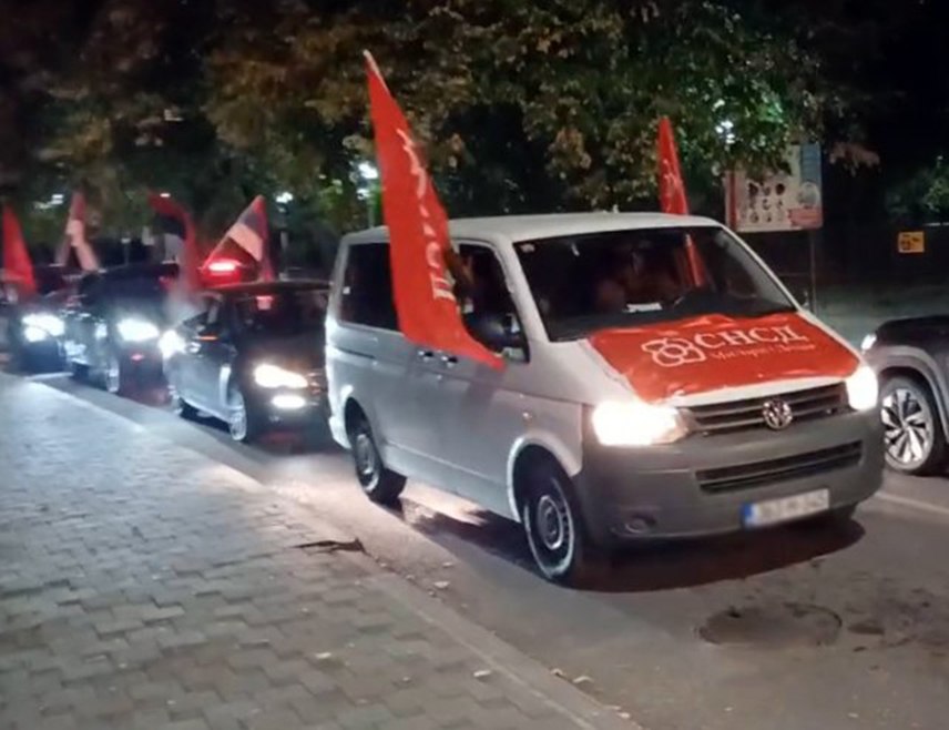 БИЈЕЉИНА, 4. ОКТОБРА /СРНА/ - Чланови СНСД-а вечерас у Бијељини славе изборну побједу странке.