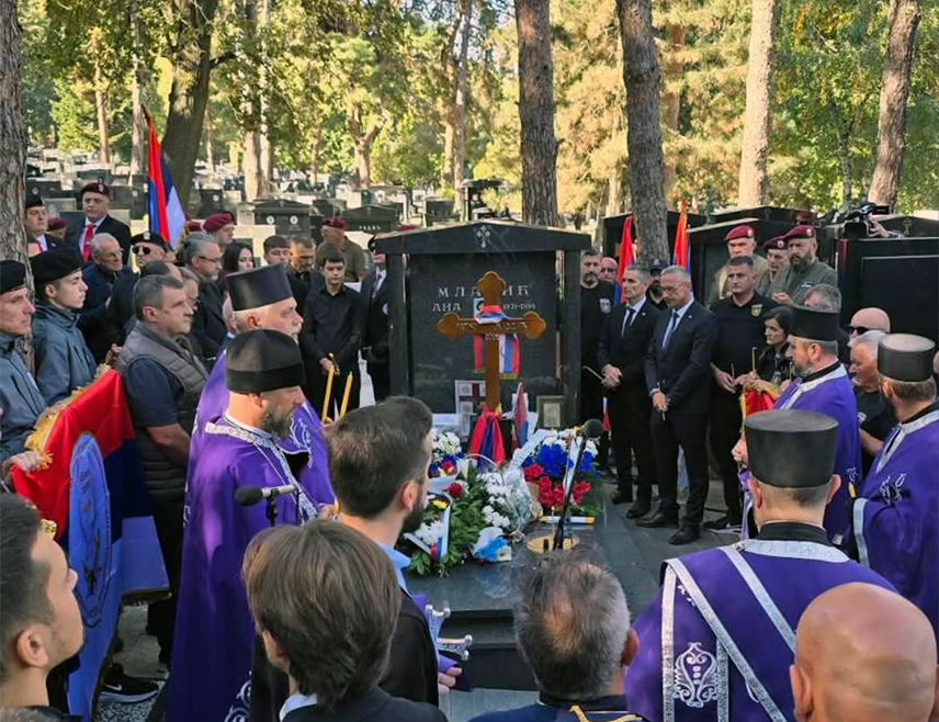БЕОГРАД, 5. ОКТОБРА /СРНА/ - На Топчидерском гробљу у Београду данас је служен четрдесетодневни помен генералу Војске Републике Српске Ратку Младићу којем је присуствовао министар рада и борачко-инвалидске заштите Републике Српске Радан Остојић.