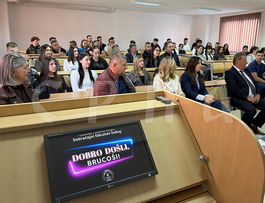 ДОБОЈ, 5. ОКТОБРА /СРНА/ - На Саобраћајном факултету Универзитета у Источном Сарајеву данас је почела академска година, а тим поводом је за шездесетак бруцоша организован показни час и уручени су им индекси.