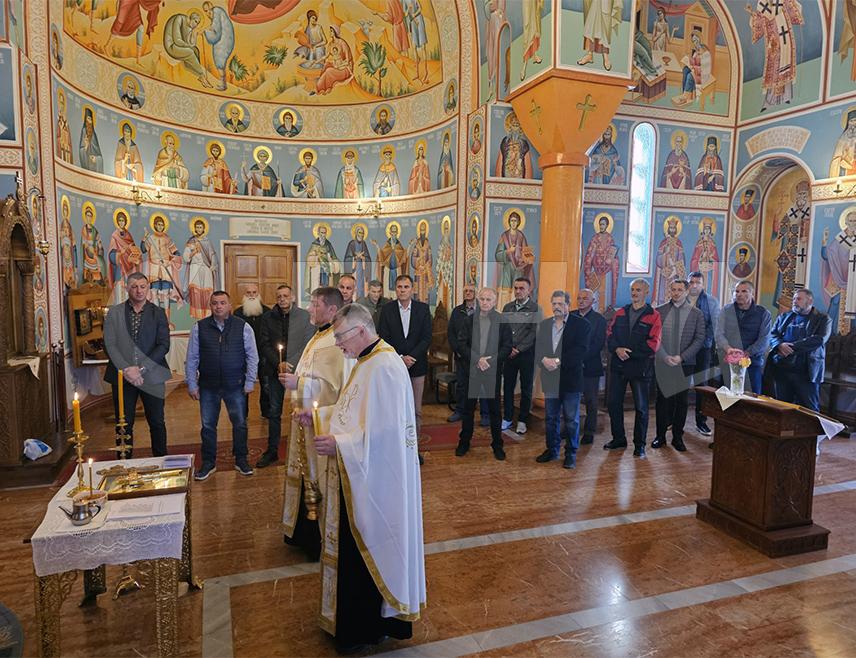 ISTOČNA ILIDŽA, OCTOBER 6 /SRNA/ - A memorial service was held today at the Church of St. Peter of Sarajevo in Vojkovići for 21 soldiers of the Second Sarajevo Light Infantry Brigade of the Republika Srpska Army who were treacherously killed 32 years ago in the village of Čakle, in the Federation of BiH municipality of Trnovo.
