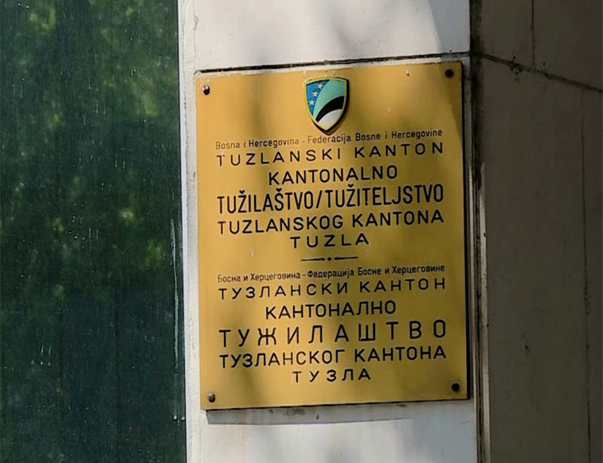 TUZLA, OCTOBER 6 /SRNA/ - A 15-year-old girl from Tuzla who was allegedly subjected to peer bullying and ethnic insults remains in detention with adults on suspicion of injuring two girls with a knife in a schoolyard.