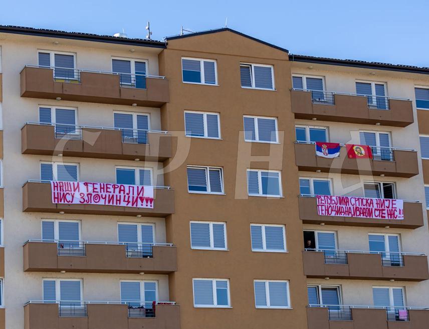 ИСТОЧНО САРАЈЕВО, 7. ОКТОБРА /СРНА/ - Студенти Универзитета у Источном Сарајеву истакли су транспаренте на зградама студентских домова на Палама и Источном Новом Сарајеву са порукама "Наши генерали нису злочинци" као одговор студентима из Србије на њихове пароле.