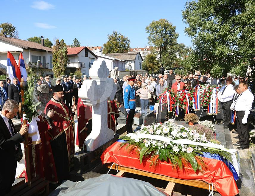 БАЊАЛУКА, 7. ОКТОБРА /СРНА/ - Некадашњи предсједник Републике Српске Биљана Плавшић сахрањена данас на бањалучком гробљу Свети Пантелија уз највише почасти, те у присуству највиших званичника Српске и великог броја грађана.