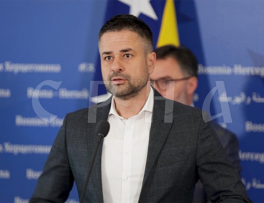 САРАЈЕВО, 7. ОКТОБРА /СРНА/ - Министар финансија и трезора у Савјету министара Срђан Амиџић рекао је да су стечени услови за отварање два гранична прелаза у Градишци, а ускоро и на Рачи након што је Управни одбор УИО БиХ усвојио Правилник о унутрашњој организацији.