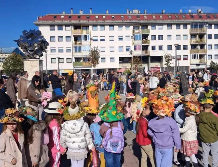 ПАЛЕ, 7. ОКТОБРА /СРНА/ - Малишани паљанских вртића и ученици првог разреда Основне школе "Пале" данас су учествовали у веселој шеширијади, организованој поводом јесени и Недјеље дјетета.