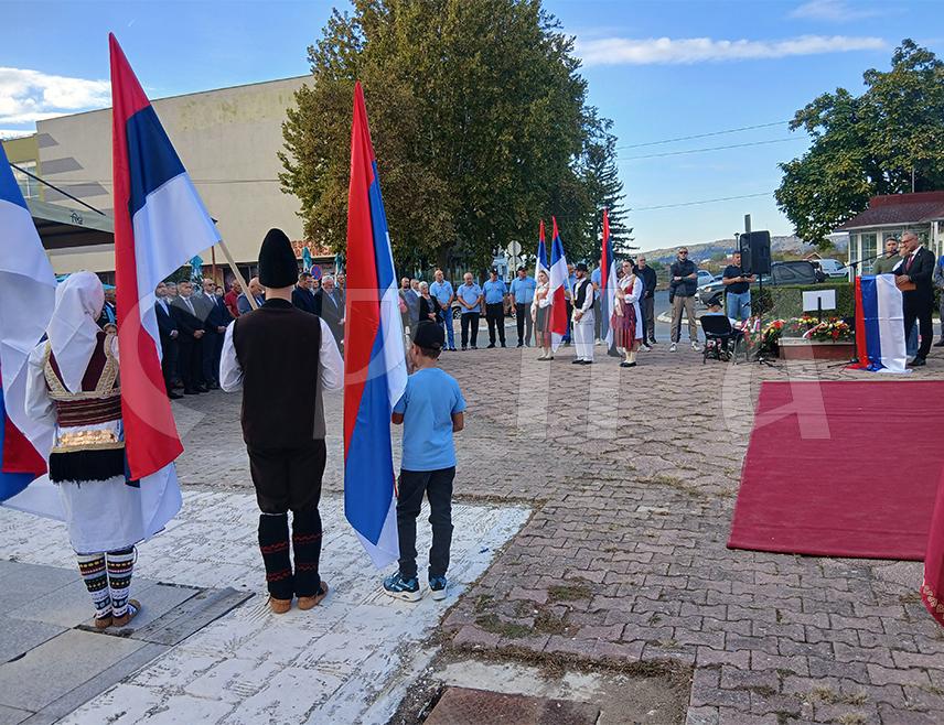 БРОД, 7. ОКТОБРА /СРНА/ - Припадници Војске Републике Српске су након уласка у Брод 6. октобра 1992. године затекли спаљене и миниране куће, седам логора и десет масовних гробница, истакнуто је данас у Броду гдје је поводом 34 године од његовог ослобођења служен парастос за све страдале војнике и српске цивиле.
