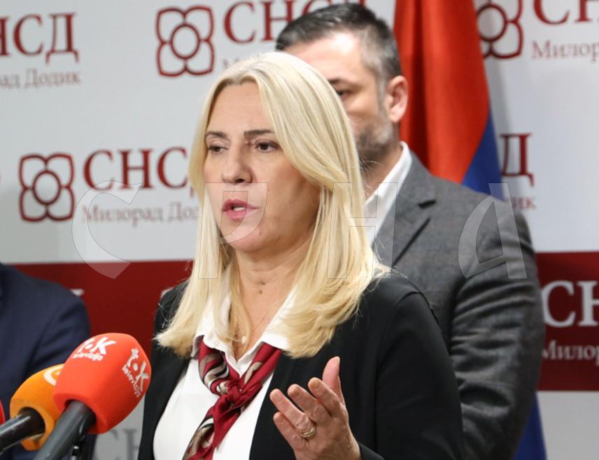 САРАЈЕВО, 6. ОКТОБРА /СРНА/ - Кандидат СНСД-а за српског члана Предсједништва БиХ Жељка Цвијановић освојила је 305.165 или 55,58 одсто гласова, што је за 160.040 више у односу на кандидата СДС-а Маринка Божовића, најновији су прелиминарни подаци Централне изборне комисије /ЦИК/ БиХ.