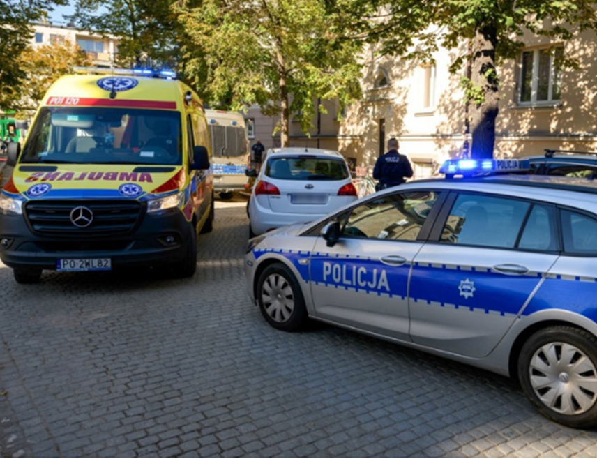 ВАРШАВА, 8. ОКТОБРА /СРНА-Ројтерс/ - Једна особа је убијена, а двије повријеђене у нападу оштрим предметом у школи у пољском граду Лешчиодол-Новинама, а петнаестогодишњи нападач је ухапшен, саопштила је полиција.