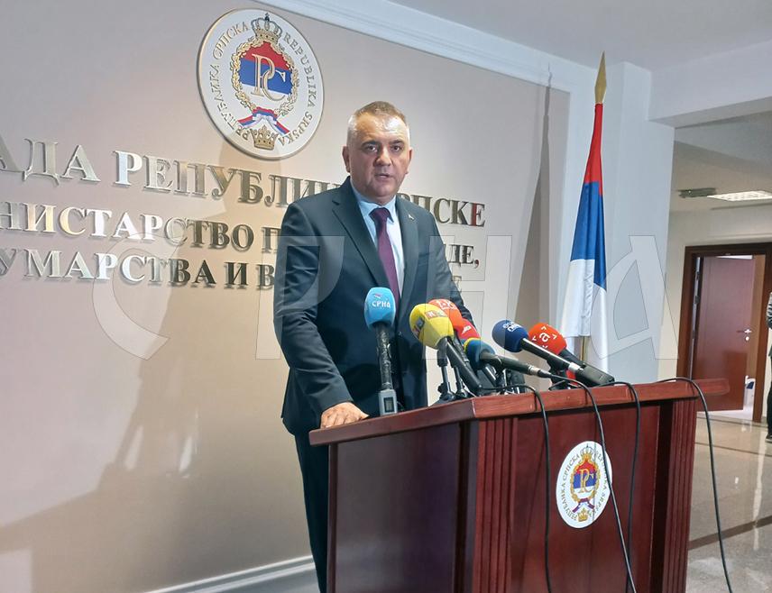 ПЕЛАГИЋЕВО, 8. ОКТОБРА /СРНА/ - Република Српска полако реализује све оно што је политичко Сарајево годинама кочило, изјавио је премијер Саво Минић, поводом усвајања измјена Правилника у Управи за индиректно опорезивање /УИО/ БиХ, чиме је ријешено попуњавање радних мјеста на 10 граничних прелаза, укључујући и Градишку.