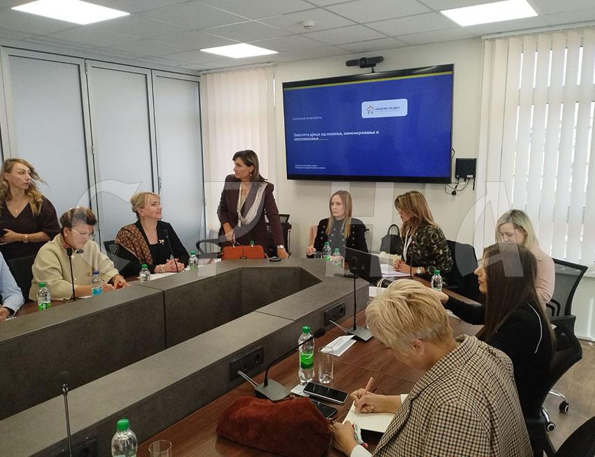 БИЈЕЉИНА, 8. ОКТОБРА /СРНА/ - Постоји недосљедна примјена протокола за заштиту дјеце од насиља, занемаривања и злостављања, иако су прошле двије године од његовог усвајања, изјавила је данас омбудсман за дјецу Републике Српске Гордана Рајић на округлом столу у Бијељини.