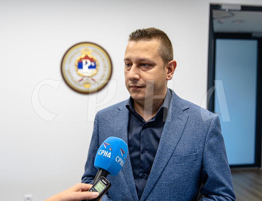 ПАЛЕ, 8. ОКТОБРА /СРНА/ - Замјеник министра одбране у Савјету министара Александар Гогановић похвалио је одлуку Владе Републике Српске да сједиште Медијског система Републике Српске - СРНА врати на Пале гдје је и настала и више од три деценије доприноси стварању и очувању Републике Српске.