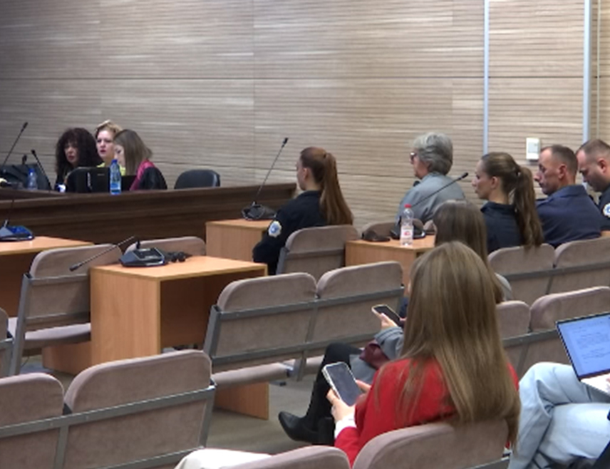 БЕОГРАД, 8. ОКТОБРА /СРНА/ - Суђење Надици Чепкеновић настављено је данас у Основном суду у Приштини због оптужби да је наводно починила ратни злочин против цивилног становништва као затворски чувар у Липљану и Приштини током сукоба на Косову и Метохији.