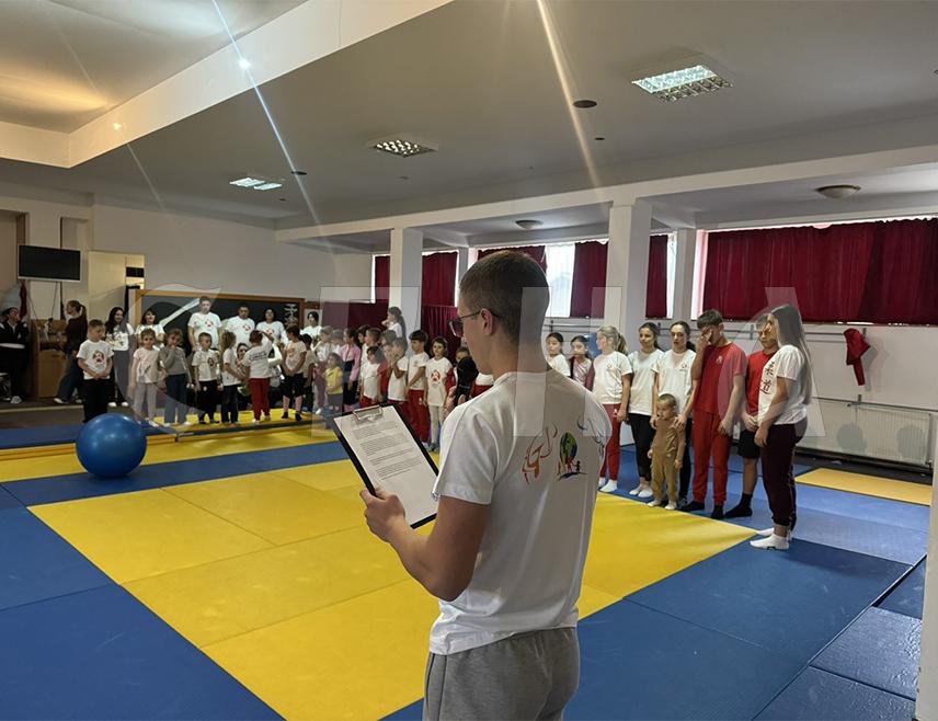 ПРЊАВОР, 8. ОКТОБРА /СРНА/ - Најмлађи чланови Џудо клуба "Соко М" у Прњавору угостили су данас дјецу кориснике Удружења "Невен" и Центра за социјални рад поводом Дјечије недјеље и уручили им медаље и дипломе.