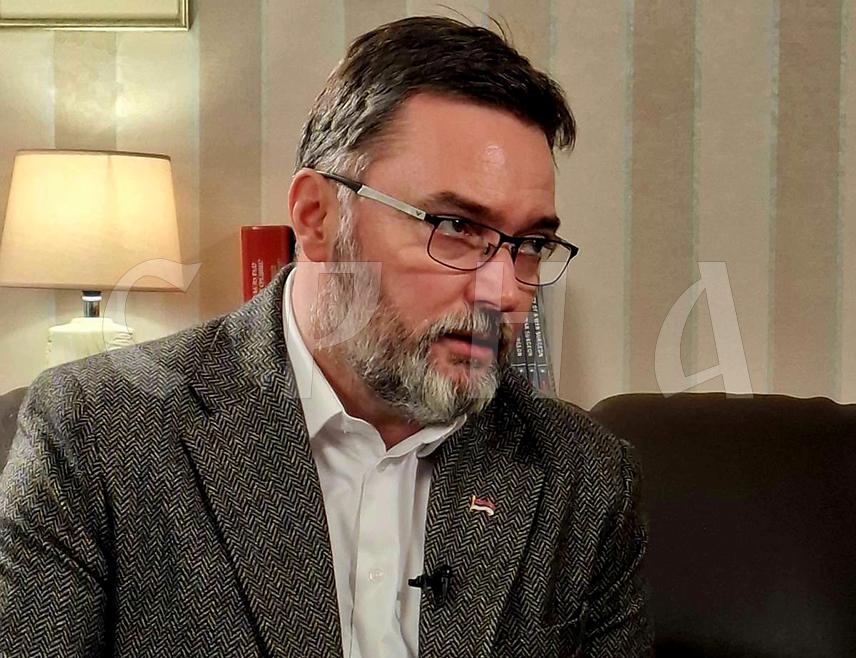 ИСТОЧНО САРАЈЕВО, 9. ОКТОБРА /СРНА/ - Република Српска и предсједник СНСД-а Милорад Додик имају јасну политику, за разлику од бошњачке политике која је аутистична и увијек усмјерена против српског народа, изјавио је члан Предсједништва СНСД-а Сташа Кошарац.