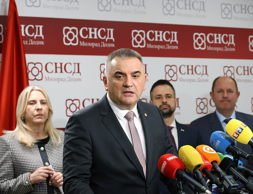 САРАЈЕВО, 9. ОКТОБРА /СРНА/ - Кандидат СНСД-а за предсједника Републике Српске Саво Минић освојио је 289.091 глас, односно више за 58.390 од противкандидата из СДС-а Бранка Блануше, прелиминарни су подаци ЦИК-а БиХ на основу резултата са 98,12 одсто бирачких мјеста.