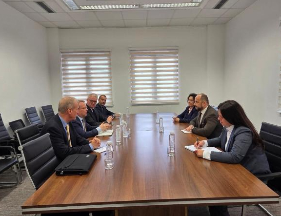 BELGRADE, OCTOBER 9 /SRNA/ - North Mitrovica Mayor Milan Radojević and his deputy Adrijana Hodžić briefed an OSCE delegation on what they described as institutional pressure on the municipality, pointing to direct interference by the central authorities in the work of local government and restrictions on its powers.
