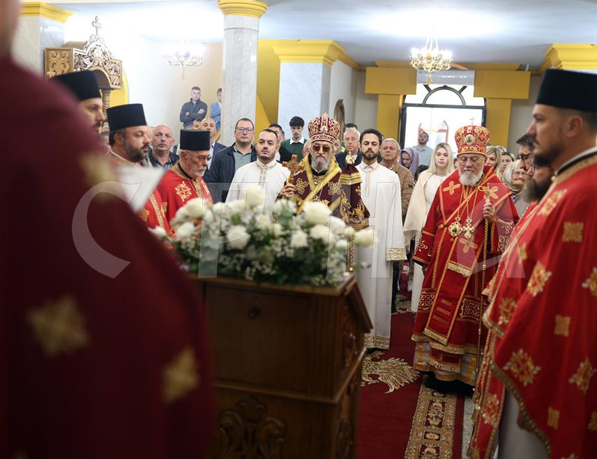 БАЊАЛУКА, 11. ОКТОБРА /СРНА/ - Њихова висока преосвештенства митрополити бањалучки Јефрем и банатски Никанор служили су данас Свету архијерејску литургију у Храму Светог великомученика Георгија у бањалучком насељу Дракулић и освештали нови парохијски дом, који ће бити мјесто окупљања вјерника и јачања духовног живота ове заједнице.