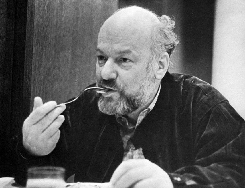 БИЈЕЉИНА, 12. ОКТОБРА /СРНА/ - Душан Макавејев, српски и југословенски режисер и сценариста, рођен је 13. октобра 1932. године.