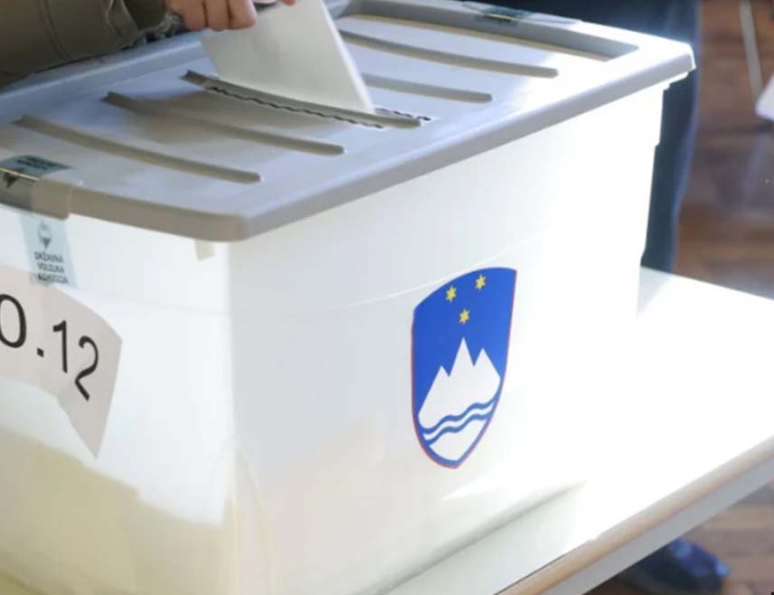 ЉУБЉАНА, 12. ОКТОБРА /СРНА/ - Држављани Словеније одбацили су на референдуму Закон о парламентарној истрази, док је на три необавезујућа референдума већина подржала рјешења која је предложила влада, између осталог и укидање TВ претплате, показују готово коначни резултати Државне изборне комисије.