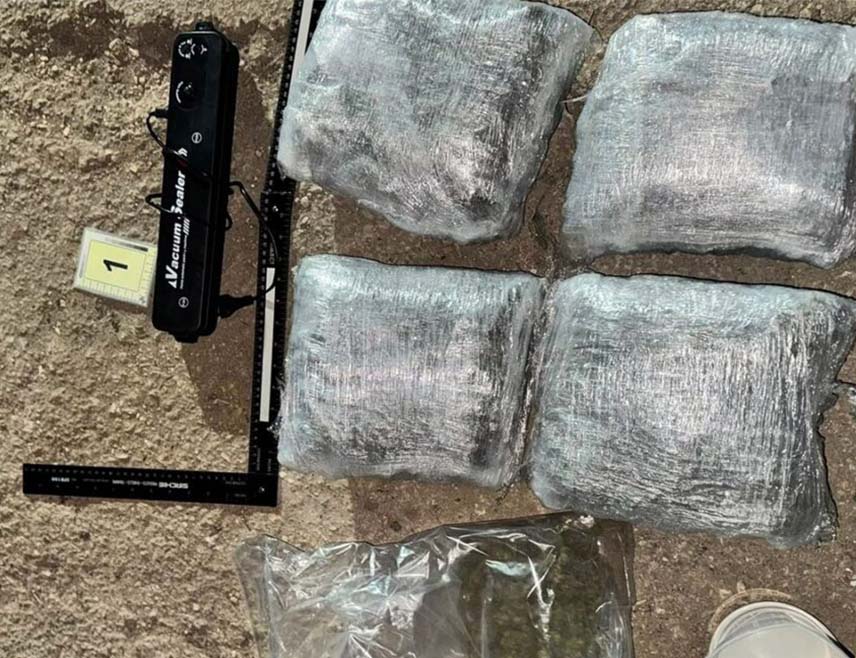 САРАЈЕВО, 12. ОКТОБРА /СРНА/ - Општински суд у Сарајеву потврдио је оптужницу  против Анеса Суљевића код којег је у гаражи пронађено скоро четири килограма канабиса, кокаин, амфетаминско уље, аутоматска пушка, ручне бомбе и ракетни бацач.
