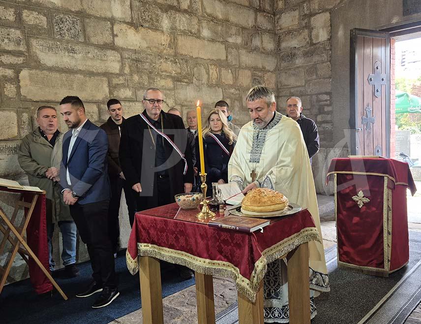 САРАЈЕВО, 12. ОКТОБРА /СРНА/ – Капела сарајевско-видовданских хероја и мученика на православном гробљу на Кошеву у Сарајеву прославила је данас крсну славу - Михољдан, а тим поводом служена је литургија и сломљен славски колач.