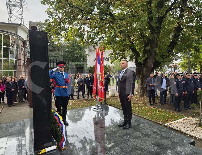 СРБАЦ, 12. ОКTОБРА /СРНА/ – У Српцу је почело обиљежавање Дана и крсне славе општине Србац Покрова Пресвете Богородице и тим поводом положено је цвијеће и служен парастос код Централног спомен-обиљежја погинулим борцима Војске Републике Српске /ВРС/, чему је присуствовао предсједник Владе Саво Минић.