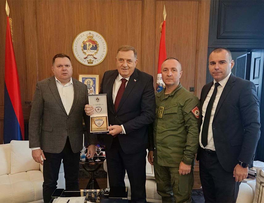 БАЊАЛУКА, 12. ОКТОБРА /СРНА/ - Предсједник Милорад Додик истакао је данас да је поносан на постигнуте резултате и чињеницу да је Центар за обуку израстао у један од најважнијих стубова Министарства унутрашњих послова /МУП/ Републике Српске, са кључном улогом у стручном усавршавању и оспособљавању полицијских службеника.