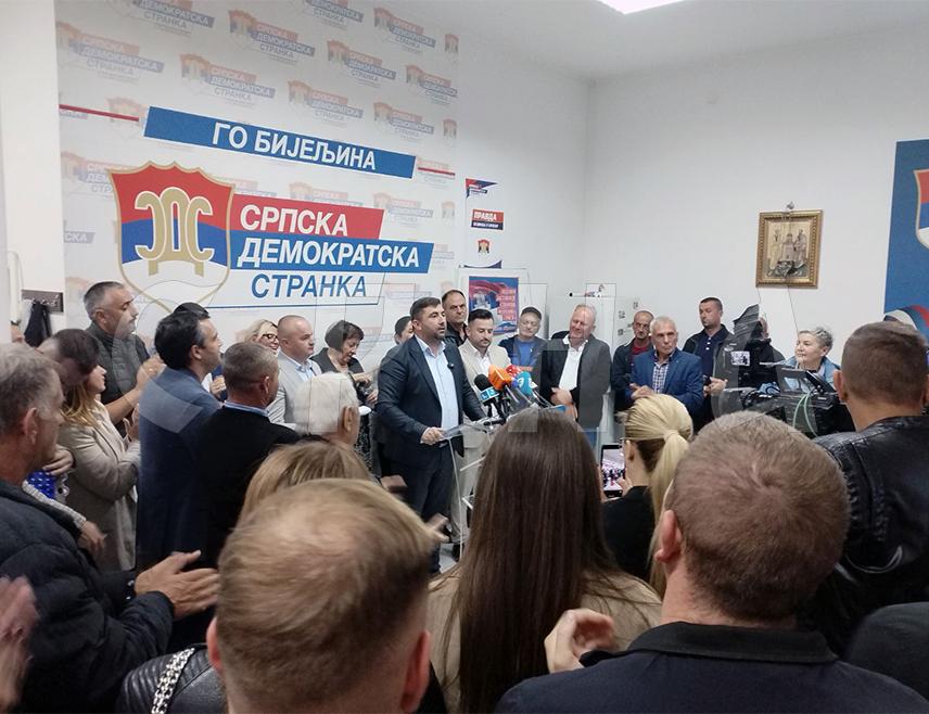БИЈЕЉИНА, 12. ОКТОБРА /СРНА/ - Градоначелник Бијељине Љубиша Петровић одбацио је одлуку о свом искључењу из СДС-а, оцјењујући је срамном и нестатутарном, а бијељински одборници одбили су наметнута рјешења и затражили оставку предсједника странке Бранка Блануше.