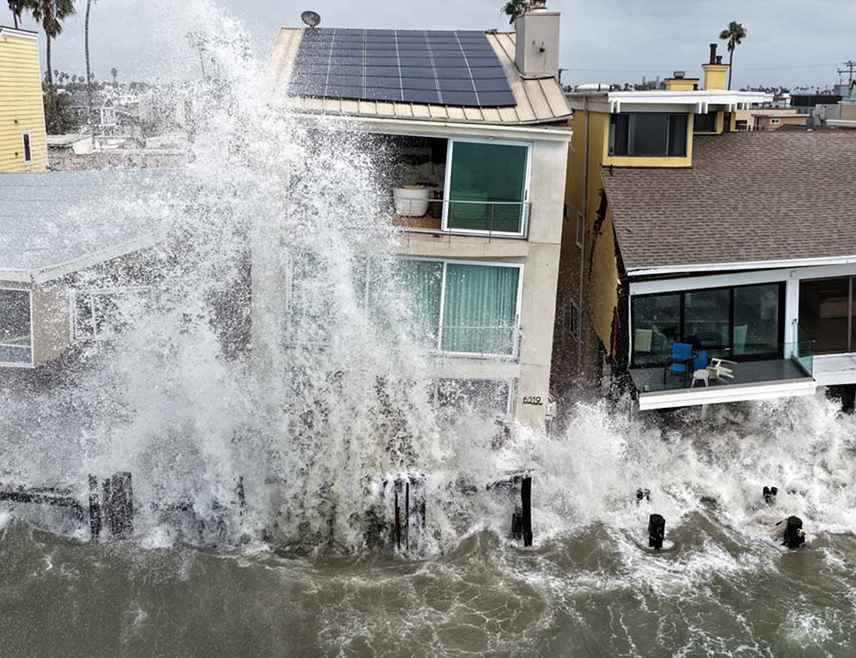 SACRAMENTO, OCTOBER 12 /SRNA/ – A powerful storm has hit the California coast, where massive waves are destroying luxury homes, damaging coastal infrastructure and forcing residents to evacuate from their homes.