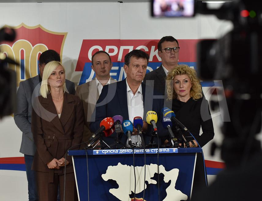 БАЊАЛУКА, 13. ОКТОБРА /СРНА/ - Предсједник СДС-а Бранко Блануша изјавио је да није понудио оставку на данашњој сједници Предсједништва СДС-а, наводећи да је најприје потребно обавити анализу и утврдити одговорност за остварене резултате.