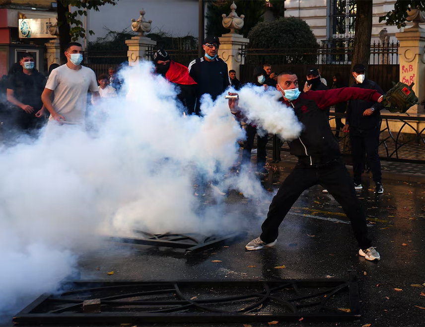 ТИРАНА, 14. ОКТОБРА /СРНА/ - Више особа повријеђено је у Тирани гдје је дошло до сукоба са полицијом на студентском протесту, а приведен је и већи број демонстраната.