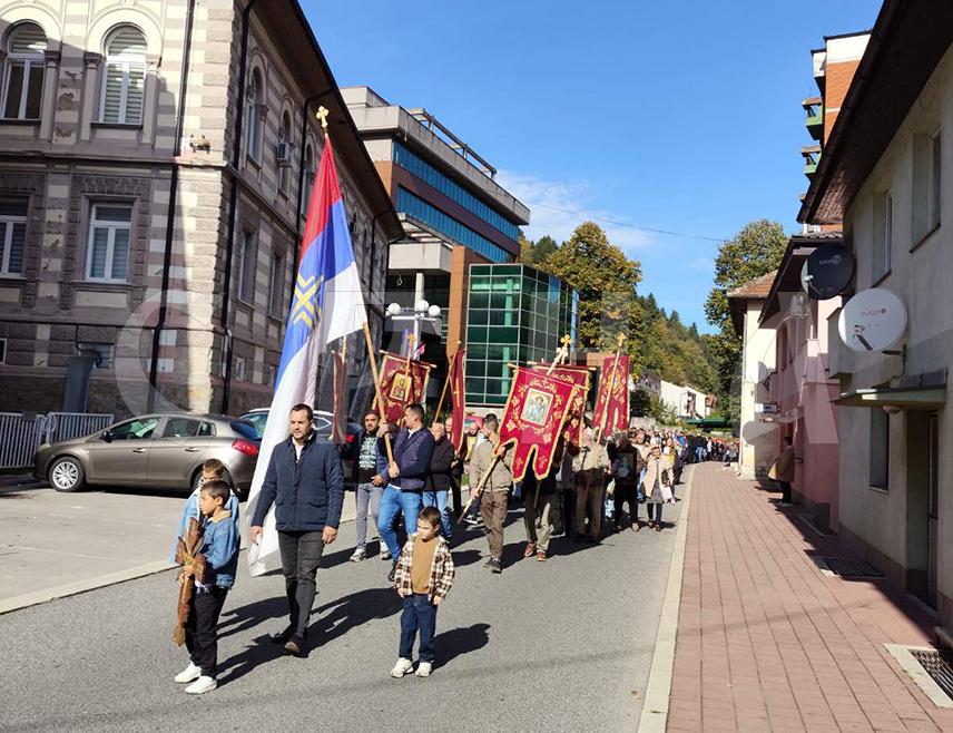 СРЕБРЕНИЦА, 14. ОКТОБРА /СРНА/ - Сребреничка Црква Покрова Пресвете Богородице прославила је данас истоимени празник, који је крсна слава овог храма и општине Сребреница, а тим поводом улицама ове варошице прошла је километарска литија са стотинама вјерника који су носили црквене барјаке и иконе.