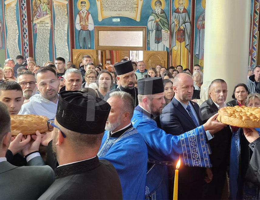 БРОД, 14. ОКТОБРА /СРНА/ - Празник Покрова Пресвете Богородице подсјећа на њену заштиту Српске православне цркве /СПЦ/ и вјерног српског народа, поручио је Његово високопресвештенство митрополит зворничко-тузлански Фотије, који је са митрополитом митилинским Јаковосом служио литургију у Броду поводом славе те општине и истоименог храма.