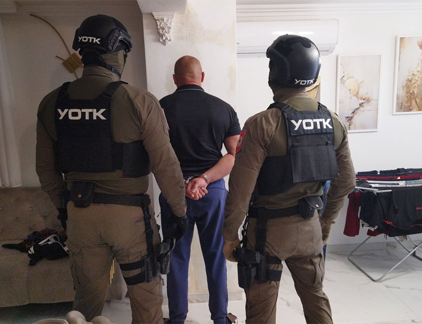 БАЊАЛУКА, 14. ОКТОБРА /СРНА/ - Четири лица ухапшена су због кријумчарења миграната, које су илегално пребацивали преко границе са Хрватском и даље на подручје других земаља ЕУ, гдје је крајње одредиште била Италија, саопштено је из Министарства унутрашњих послова /МУП/ Републике Српске.