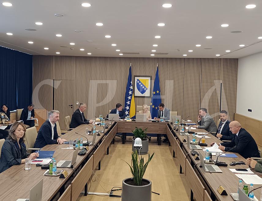 САРАЈЕВО, 15. ОКТОБРА /СРНА/ - Савјет министара требало би данас да разматра нацрт основа за покретање поступка за вођење преговора ради закључивања споразума са Владом Србије о сарадњи у области борбе против трговине људима.