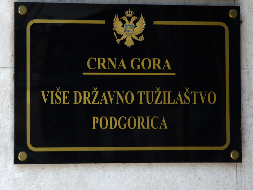 ПОДГОРИЦА, 15. ОКТОБРА /СРНА/ - Више државно тужилаштво у Подгорици подигло је оптужницу против Вехида Мурића, који се терети да је 20. априла у једној кући у Подгорици на свиреп начин убио три особе.