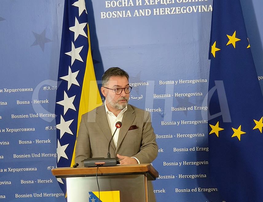 САРАЈЕВО, 15. ОКТОБРА /СРНА/ - Члан Предсједништва СНСД-а Сташа Кошарац изјавио је да институције БиХ не могу бити формиране мимо политичког договора са СНСД-ом и да ће о формирању Савјета министара одлучити лидер те странке Милорад Додик.