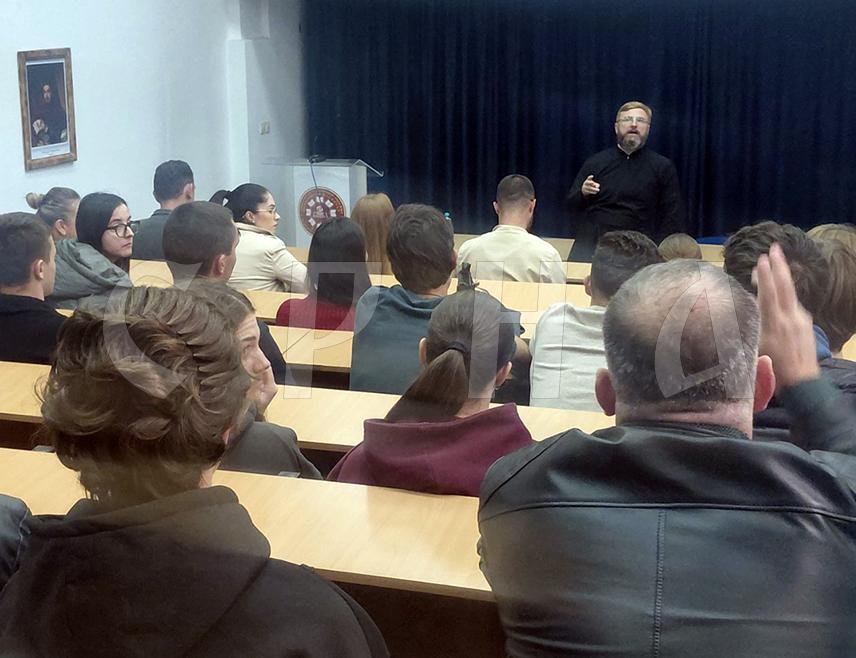 ПАЛЕ, 15. ОКТОБРА /СРНА/ - Декан Православног богословског факултета "Свети Василије Острошки" у Фочи протојереј-ставрофор Дарко Ђого сматра да је граница културе и некултуре порозна, па може да се пређе у једном скоку из псовке у неку врсту моралног става.