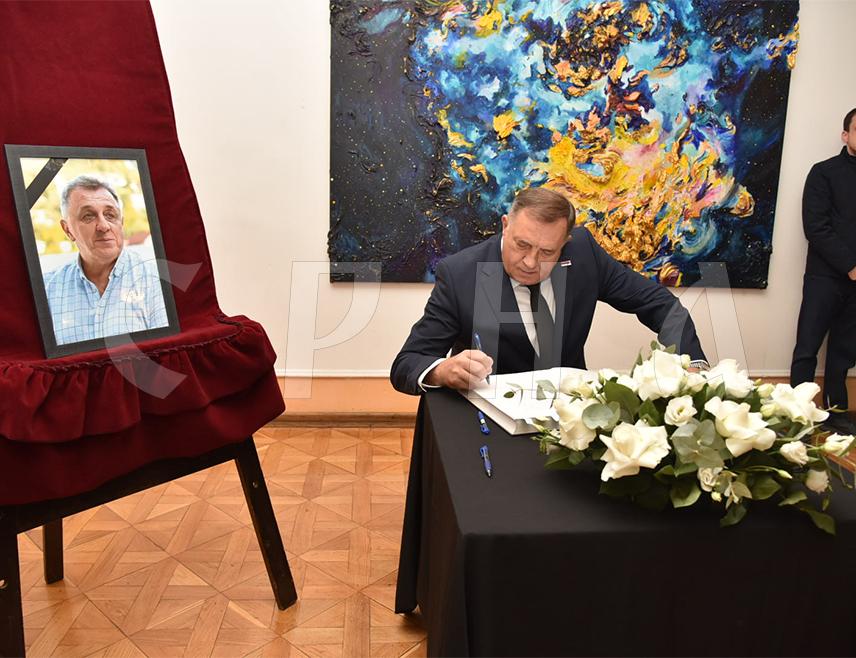БАЊАЛУКА, 16. ОКТОБРА /СРНА/ - У Културном центру Бански двор у Бањалуци почела је комеморација поводом смрти љекара Горана Талића, дугогодишњег директора Института за физикалну медицину, рехабилитацију и ортопедску хирургију "Др Мирослав Зотовић".