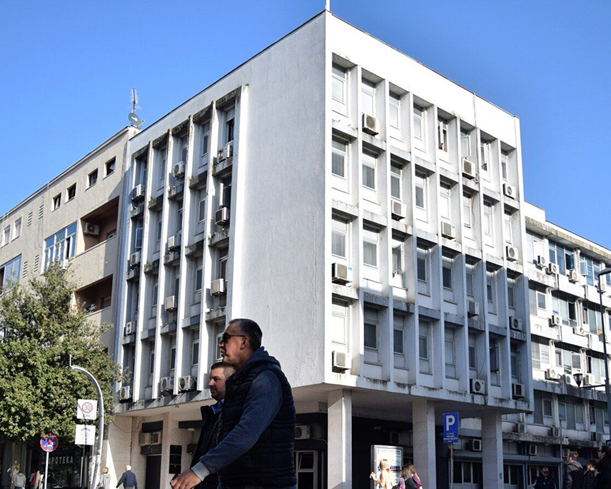 ПОДГОРИЦА, 16. ОКТОБРА /СРНА/ - Специјално државно тужилаштво Црне Горе затражило је трајно одузимање имовинске користи Мартину Јанковићу, стечене криминалом, и то кућа од пола милиона евра, сат вриједан 73.000 евра и блиндирано возило.