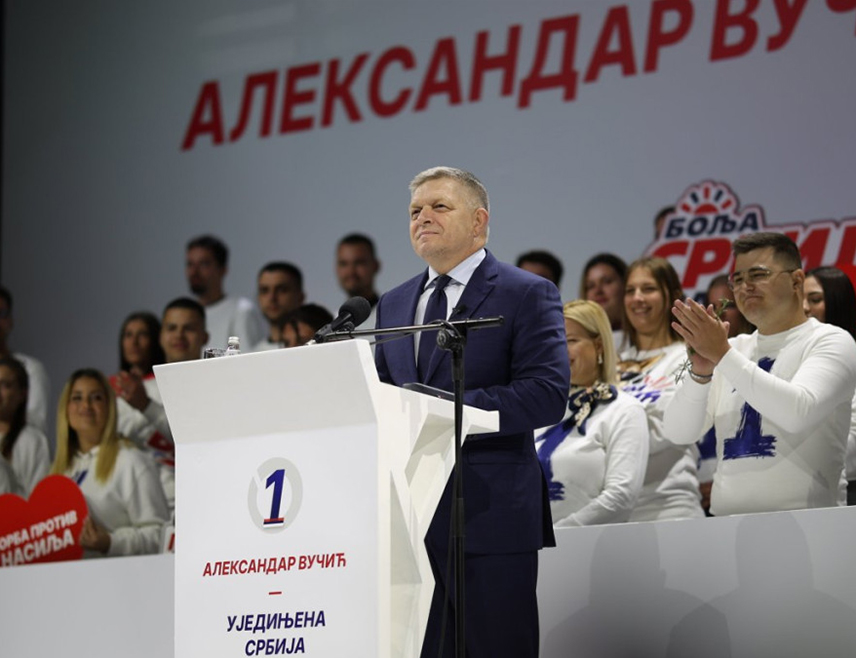 НОВИ САД, 16. ОКТОБРА /СРНА/ - Словачки премијер Роберт Фицо поручио је вечерас у Новом Саду да ће Словачка наставити да поштује територијални интегритет Србије и да је никада неће изневјерити када је ријеч о Косову и Метохији.