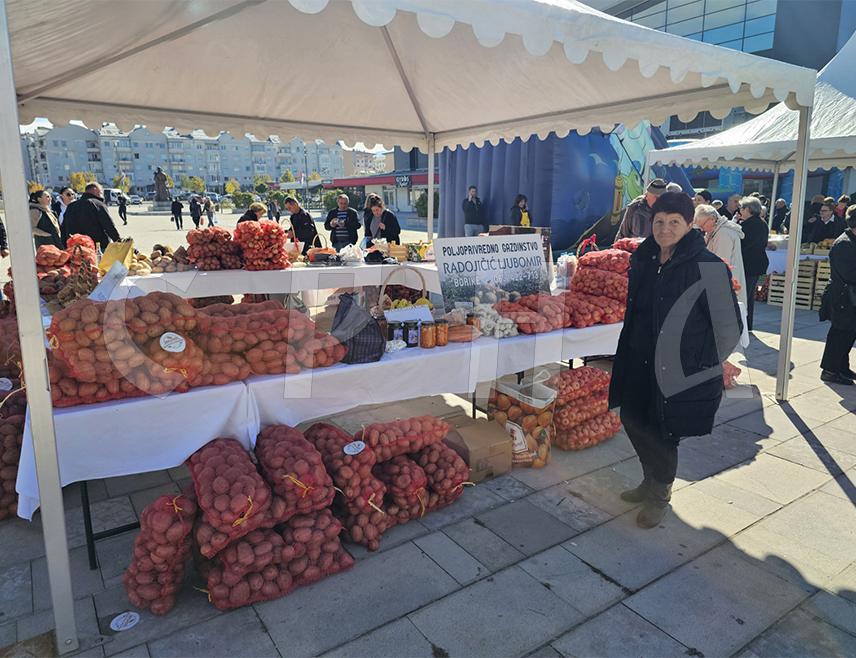 ИСТОЧНО САРАЈЕВО, 17. ОКТОБРА /СРНА/ - "Дан рогатичког кромпира и романијских скоруп-кајмака" окупио је данас у Источном Новом Сарајеву 30 излагача ових пољопривредних производа са заштићеним географским поријеклом.