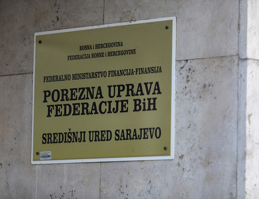 САРАЈЕВО, 17. ОКТОБРА /СРНА/ - Инспектори Пореске управе Федерације БиХ због утврђених неправилности запечатили су 44 објеката и у 124 контроле издали прекршајни налоге са укупно изреченим казнама у износу од 375.975 КМ.