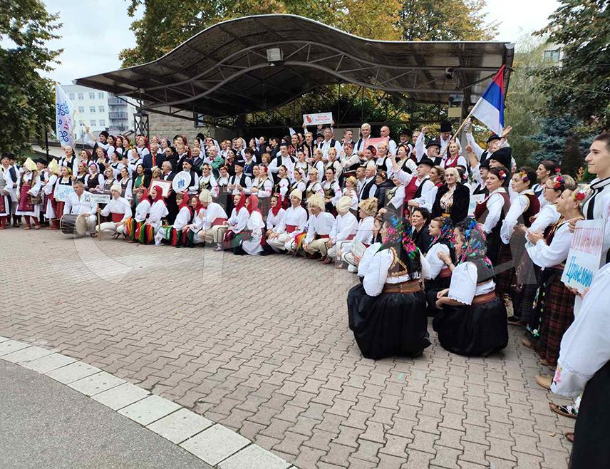 БРАТУНАЦ, 17. ОКТОБРА /СРНА/ - Пети сусрети ветерана и фолклорних рекреативаца "У Братунцу крај Дрине, нек' се коло вије" одржани су вечерас у братуначком Дому културе уз наступ 15 фолклорних ансамбала и група из Србије и Републике Српске.