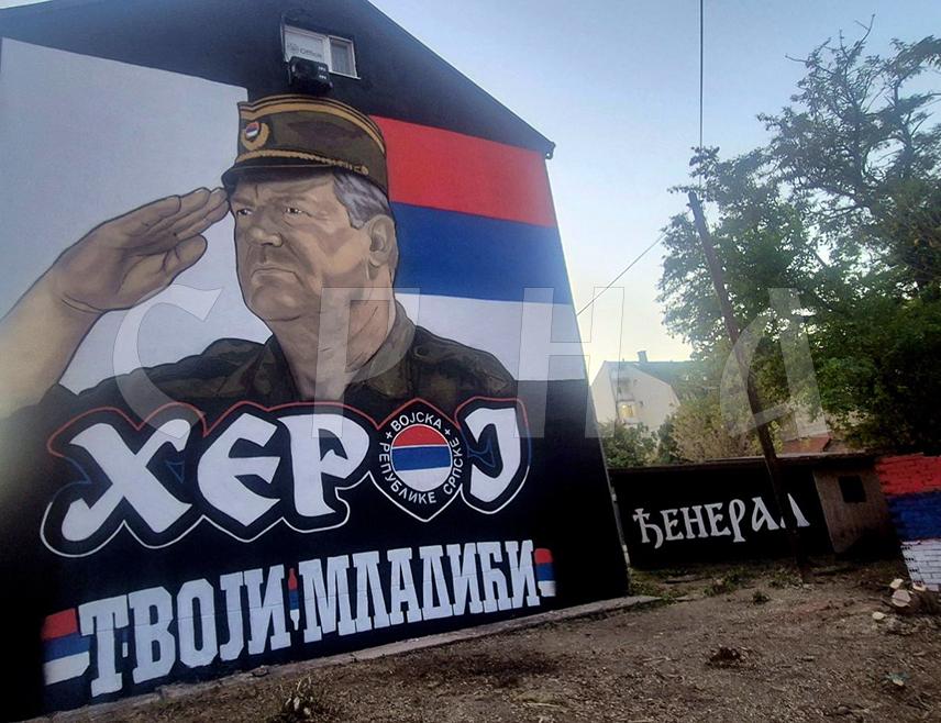 БИЈЕЉИНА, 18. ОКТОБРА /СРНА/ - Мурал са ликом генерала Војске Републике Српске Ратка Младића осликан је на згради код Градског парка у Бијељини.