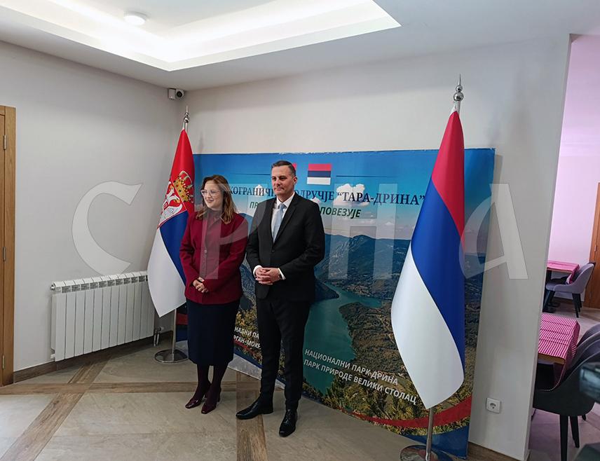 БАЈИНА БАШТА, 19. ОКТОБРА /СРНА/ - Споразум о прекограничном повезивању заштићених подручја Србије и Републике Српске под заједничким називом Прекогранично подручје "Тара - Дрина" је величанствен пројекат којим се спаја више од 56.000 хектара заштићене природе и доказује да заједничким радом, трудом и залагањем визије могу да постану стварност, поручио је министар за просторно уређење, грађевинарство и екологију Српске Бојан Випотник.
